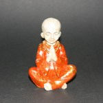 Boeddha monnik zittend, polystone, kleur 12cm (242)
