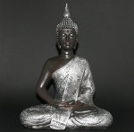 Thai Boeddha zittend, polystone, zilver 28cm (282)